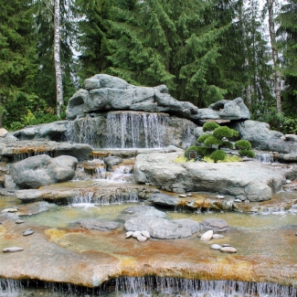Искусственный водоём с водопадом
