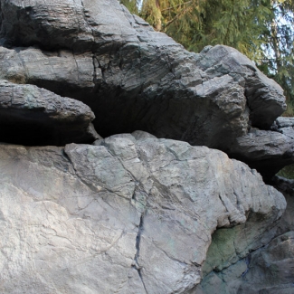 Искусственный камень скала