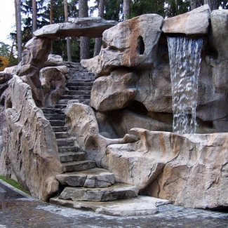 Лестницы из искусственного камня и водопад